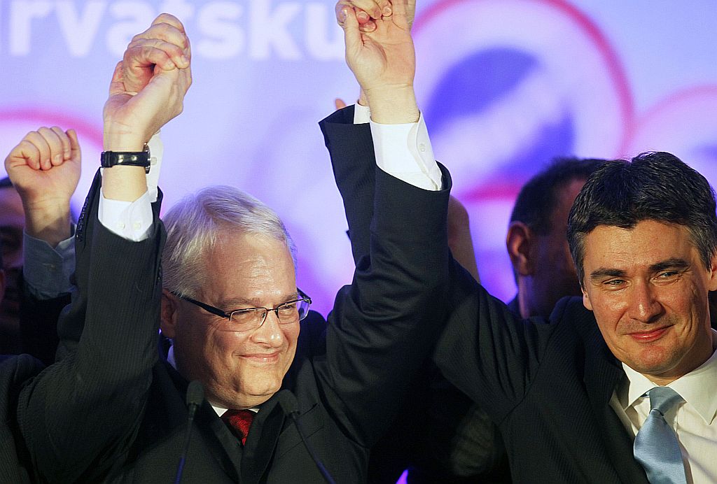 O candidato Ivo Josipovic (esq.) celebra favoritismo nas eleições com o líder do partido, Zoran Milanovic | Nikoola Solic/Reuters