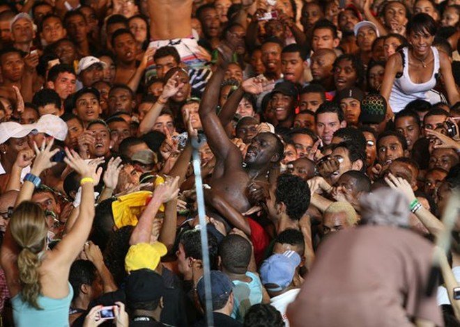 Akon se joga no meio do público em Salvador |