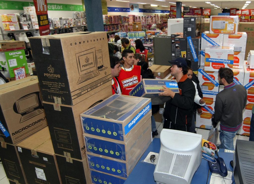 Consumidores madrugaram para comprar produtos com descontos de até 70% |