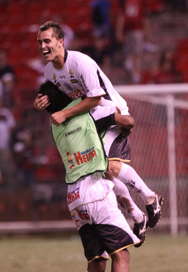 Depois de uma tentativa frustrada, Lisa(no alto) acerta o fundo rede do gol de Neto e garante triunfo do Fantasma |