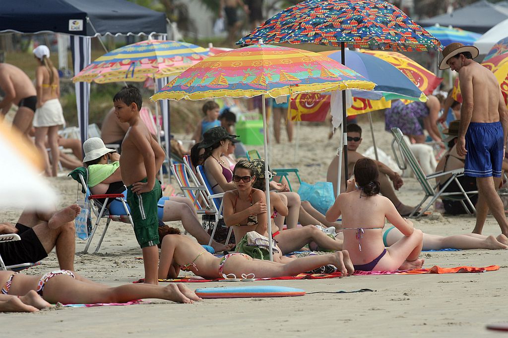 Apesar de previsão de pancadas de chuva, o calor deve atrair os veranistas para a beira-mar | Hedeson Alves/Gazeta do Povo