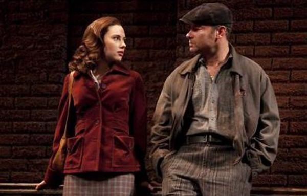 Scarlett Johansson e Liev Schreiber em "O panorama visto da ponte" | Divulgação