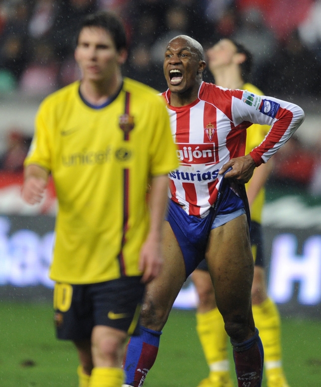 Arnolin, do Gijon, se desespera com chance perdida contra o Barcelona. | Eloy Alonso/ Reuters