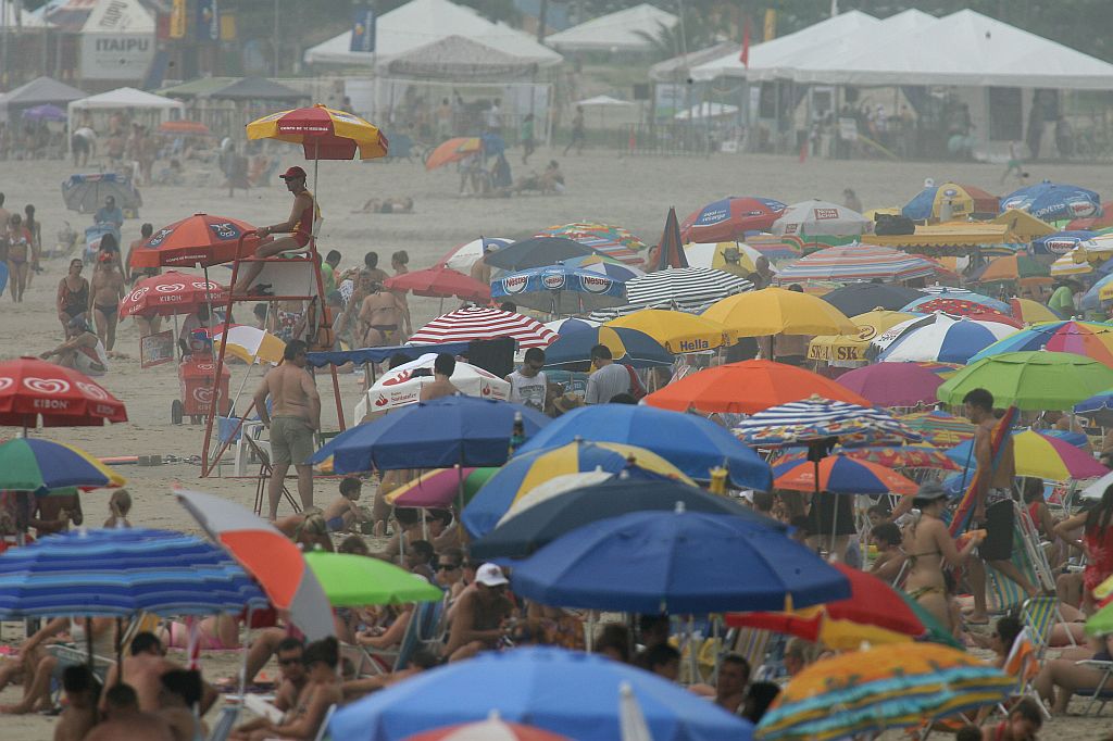 Apesar do tempo encoberto, veranistas foram para a areia | Hedeson Alves / Gazeta do Povo