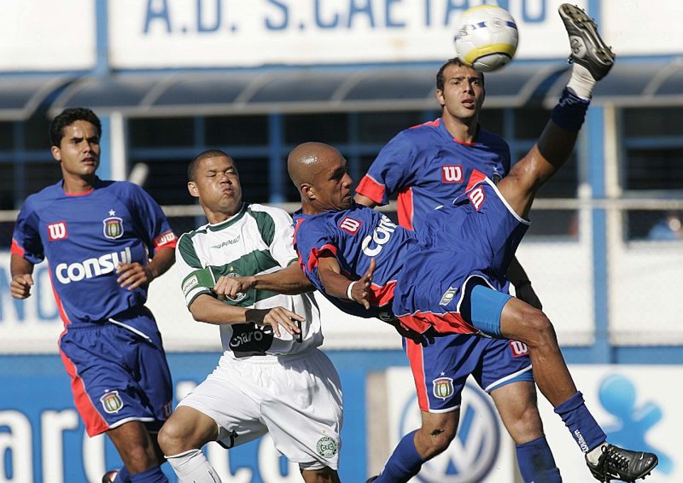 Enfrentando o Coritiba pelo São Caetano, em 2005, Triguinho deu esta bicicleta: agora, lateral defenderá o Alviverde | Rodolfo Büher/Gazeta do Povo