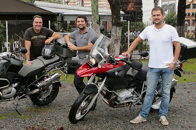 Os empresários da noite Gustavo Haas, Gustavo Ferroni Ferreira e Giocondo Villanova Artigas Neto embarcaram ontem rumo ao deserto do Atacama, no Chile, junto com outros sete amigos todos a bordo de suas possantes motos. O trio se prepara para inaugurar, em breve, um bar na esquina das ruas Comendador Araújo e Brigadeiro Franco, em sociedade com Gustavo Todeschini de Andrade e Elsie Haas |