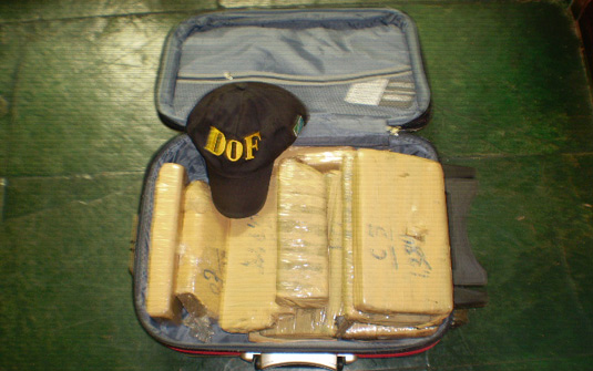 Os 12,8 quilos de maconha eram transportados em uma mala |