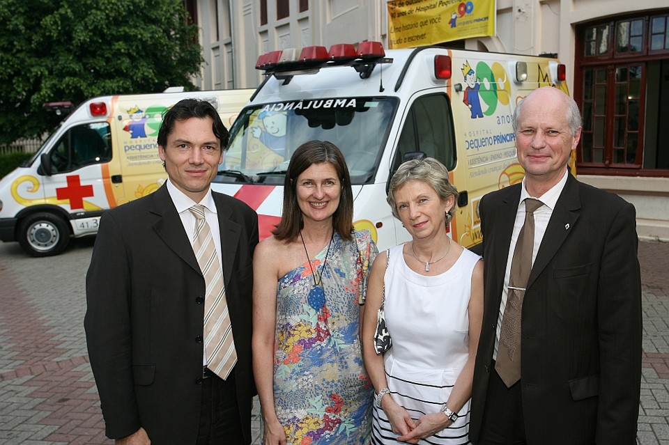 O presidente da Renault do Brasil, Jean-Michel Jalinier (à dir.), entregou no final da tarde de ontem mais uma ambulância ao Hospital Pequeno Príncipe. O veículo foi recebido por Ety Cristina Carneiro, diretora do hospital, junto com uma doação em dinheiro de R$ 106 mil. Também participou da entrega o diretor-geral da Financeira Renault, Allain Ballu. MaryJalinier (de branco), mulher do presidente da Renault, também prestigiou a cerimônia | Luiz Costa