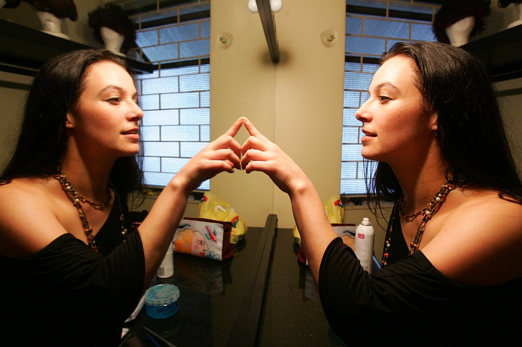 Curitiba está incrível no que diz respeito à vida cultural e, pelo que observo, pela movimentação dos artistas, a cidade ainda tem muito a avançar, diz a atriz Helena Portela | Daniel Castelano/Gazeta do Povo