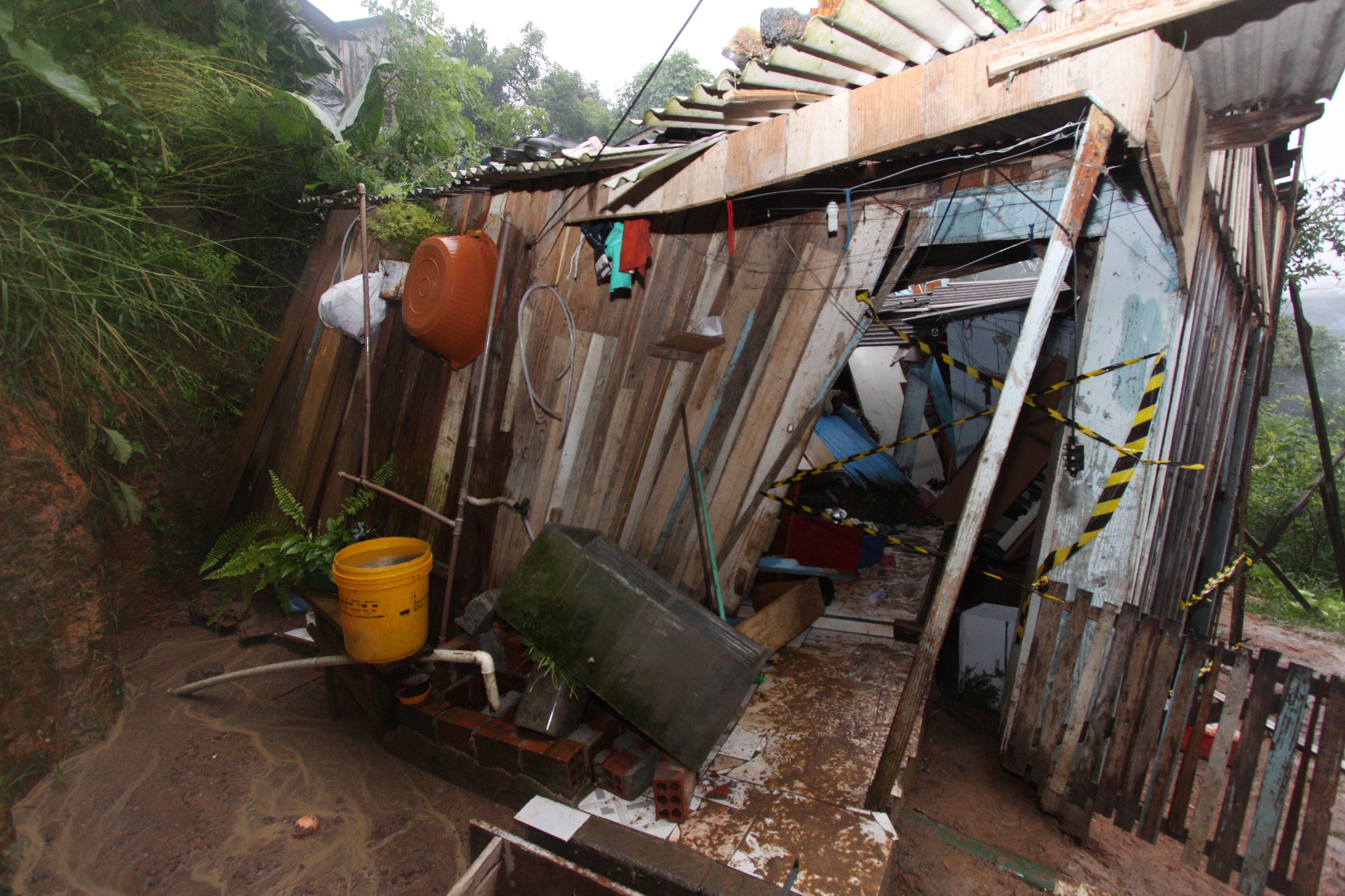 Seis pessoas estavam na casa por volta das 17h10 de domingo quando ocorreu o deslizamento | Giuliano Gomes - Agência de Notícias Gazeta do Povo