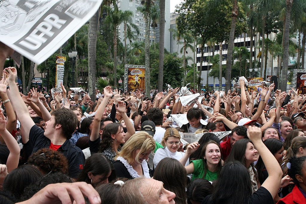 Depois da espera, candidatos conhecerão hoje o resultado do processo seletivo. Gazeta promove tradicional festa na Carlos Gomes, com distribuição da edição extra | Hedeson Alves/Arquivo Gazeta do Povo