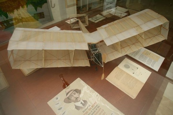 O 14-Bis divide espaço com documentos e instrumentos de aviação | 