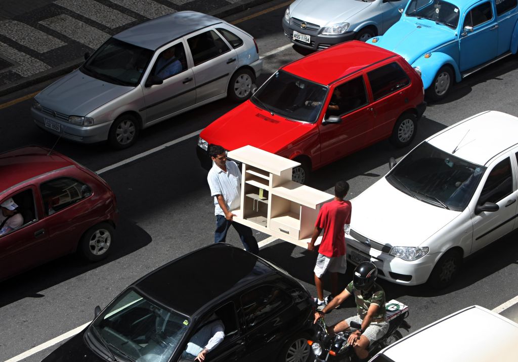 Consumidores transportam móvel na saída de uma loja: vontade de comprar está em alta | Albari Rosa/ Gazeta do Povo