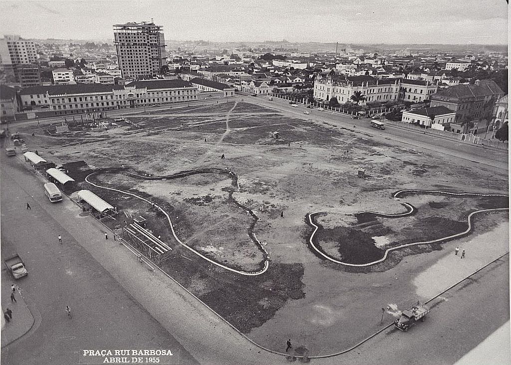 Praça Rui Barbosa em 1955: Franciosi defende que os alemães e os poloneses foram as duas etnias que mais influenciaram os hábitos da região | Fotos: Arquivo/Gazeta do Povo