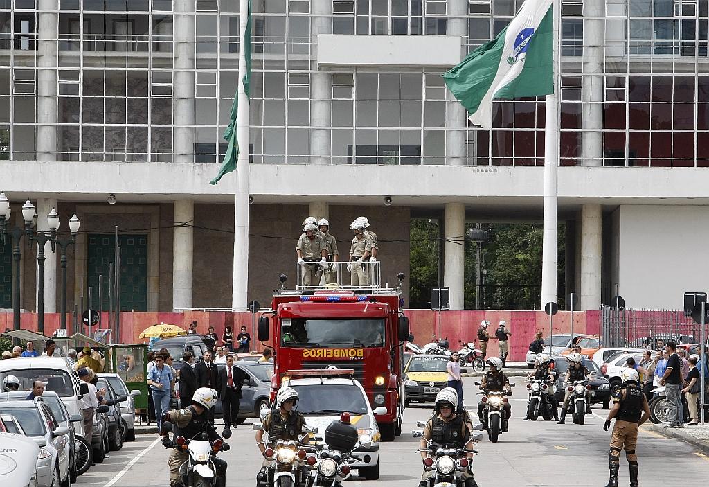 Cortejo: corpo foi levado sobre carro de bombeiros desde o Palácio das Araucárias, no Centro Cívico, até o Água Verde | Fotos: Rodolfo Bührer/ Gazeta do Povo