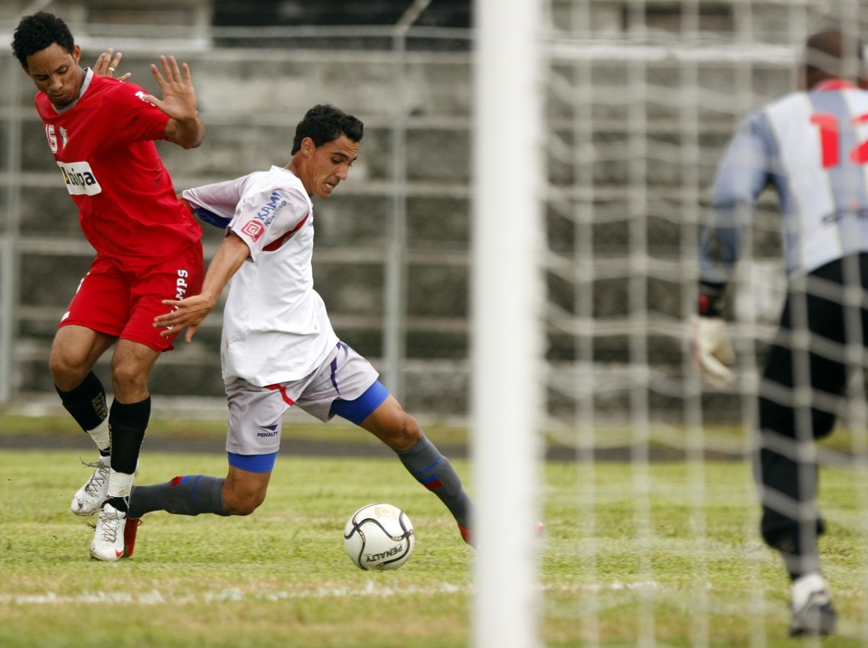 Atacante Douglas entrou na segunda parte e fez o único gol do jogo para o Paraná | Daniel Derevecki / Agência Gazeta do Povo