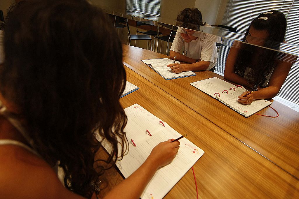 Felipe e Giovana (nomes fictícios) já reprovaram, mas tiveram a ajuda do conselho de classe em outros anos | Ivonaldo Alexandre/Gazeta do Povo