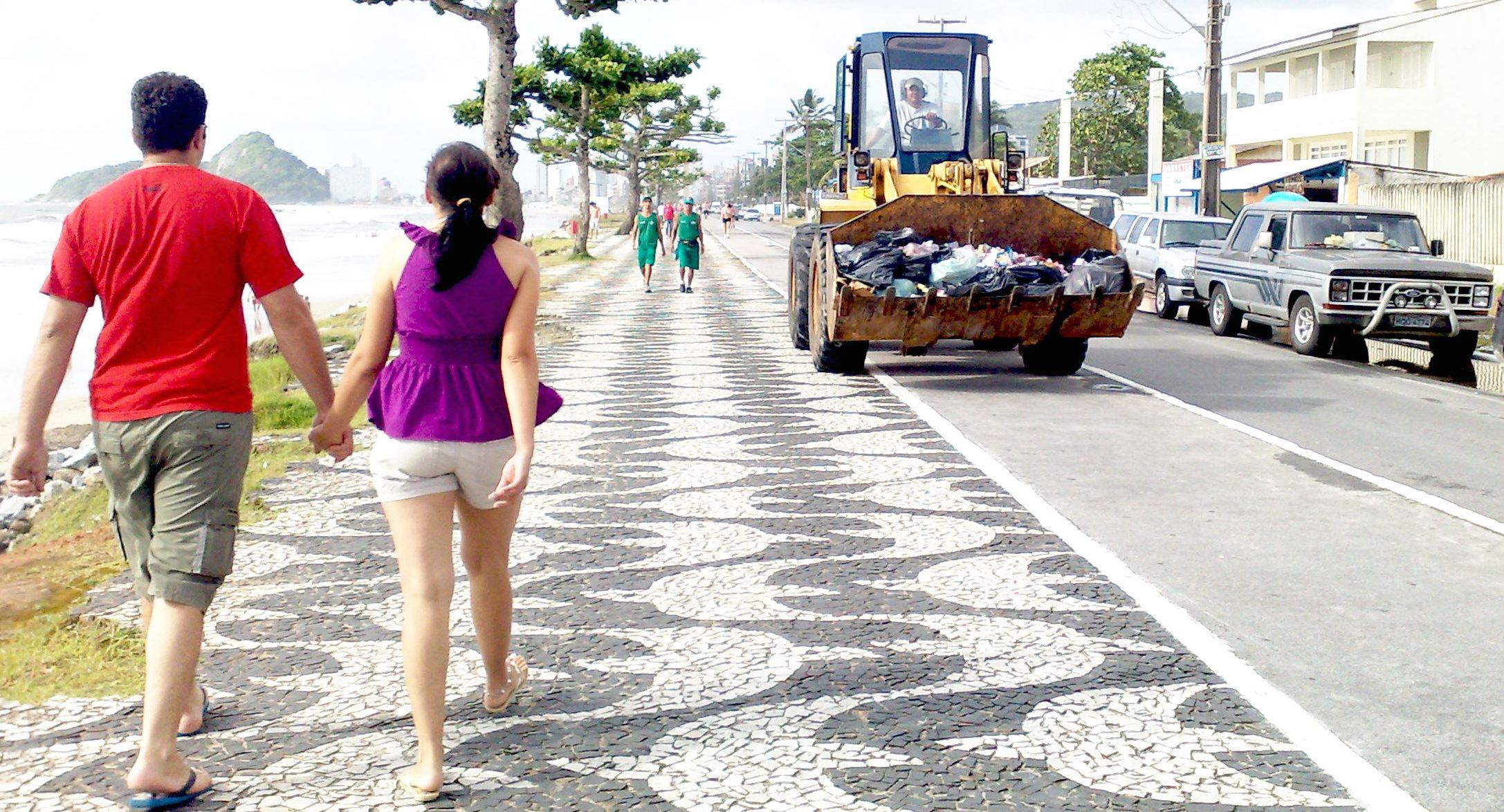 Lixo deixado na virada do ano deu trabalho às equipes da limpeza pública | Fernanda Trisotto/Gazeta do Povo