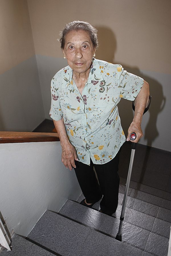 Azize Malucelli, 85 anos: após queda, idosa precisou recorrer à bengala | Aniele Nascimento/ Gazeta do Povo