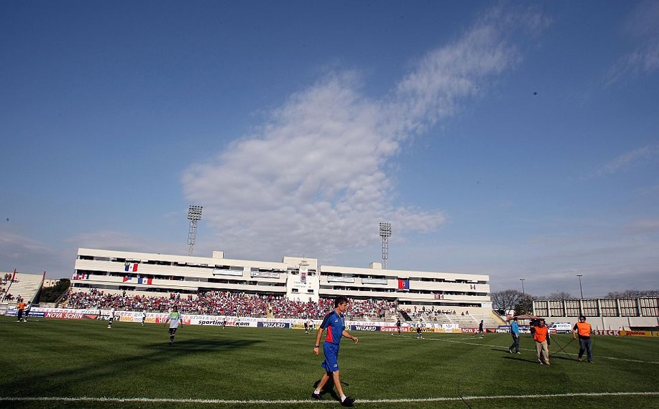 Estádio do Paraná tem a preferência da diretoria alviverde, caso não consiga liberação do Couto para estreia no Estadual 2010 | Hedeson Alves / Gazeta do Povo