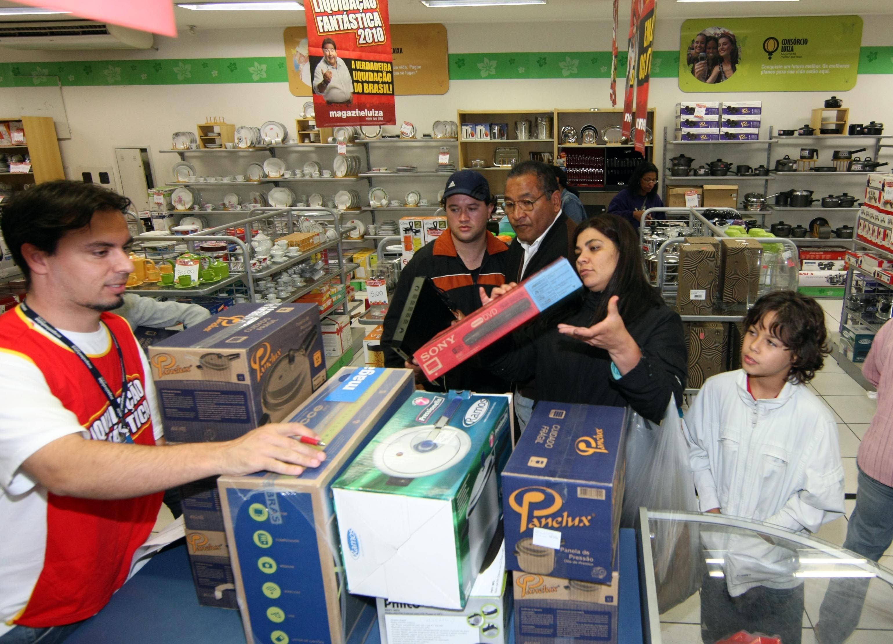 Os consumidores fizeram pilhas de produtos nos caixas | Albari Rosa / Agência de Notícias Gazeta do Povo