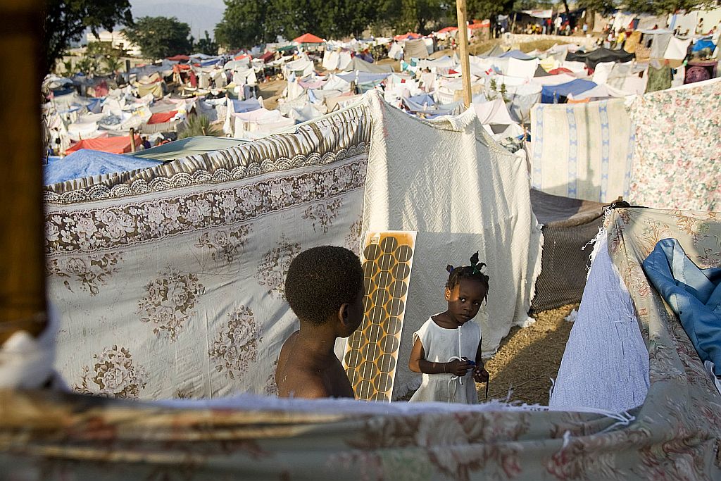 Crianças entre tendas de acampamento improvisado: atender feridos é prioridade | Marco Dormino/Reuters