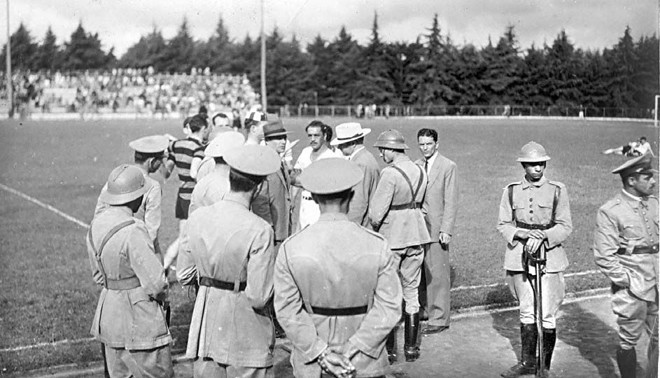 Guardas e policiais civis confabulam antes do início de um jogo no Coritiba |