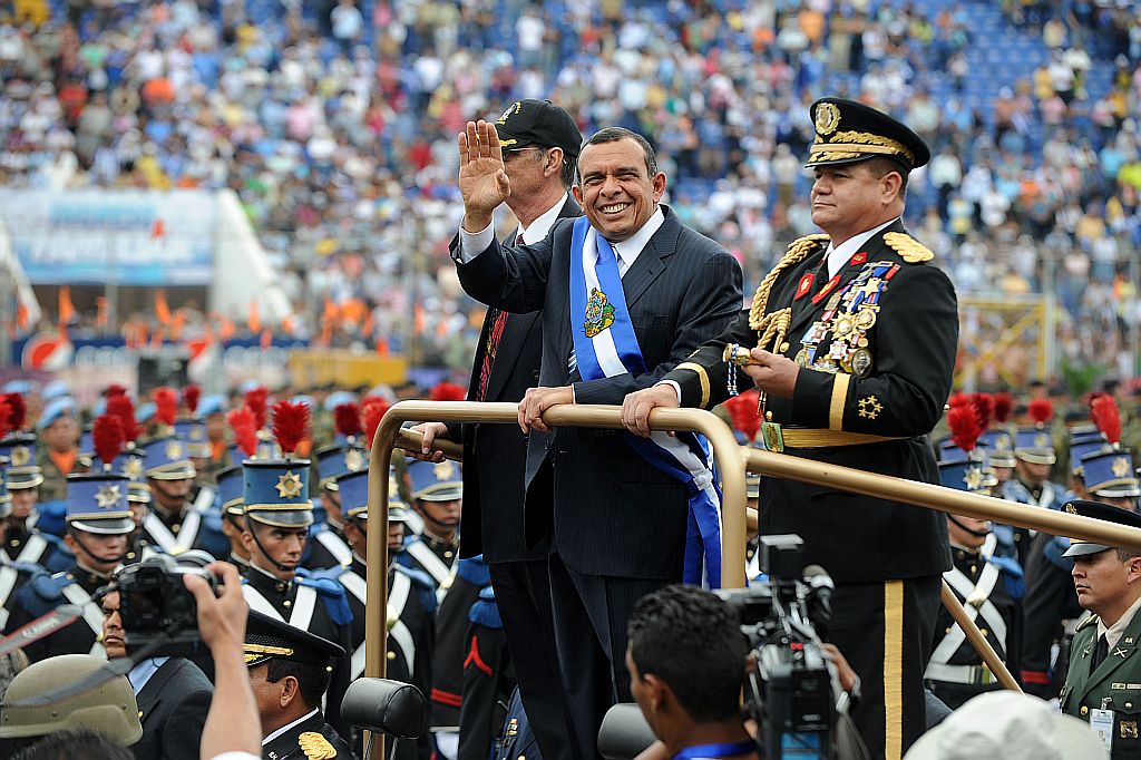 O presidente eleito Porfirio Lobo saúda eleitores ao lado dos líderes militares do país: esforço para recuperar credibilidade internacional | Orlando Sierra/AFP