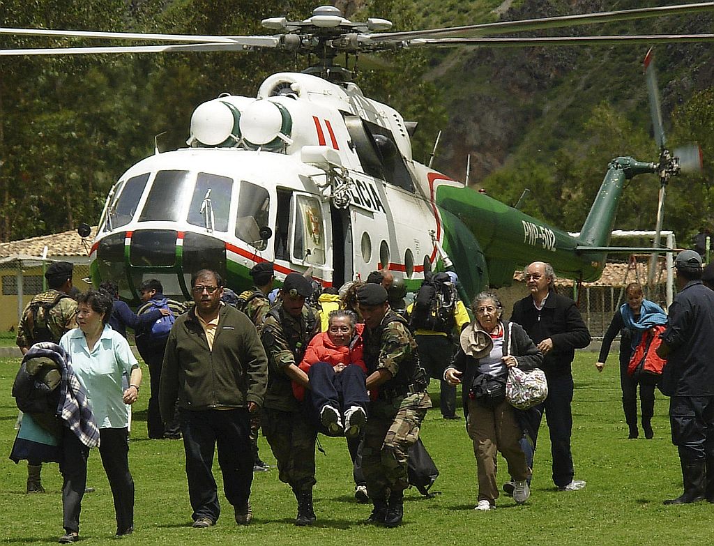 Turistas chegam a Cuzco após serem retirados de Águas Calientes com helicóptero. Itamaraty diz esperar autorização de Lima para resgatar brasileiros | Diario La Republica/Reuters