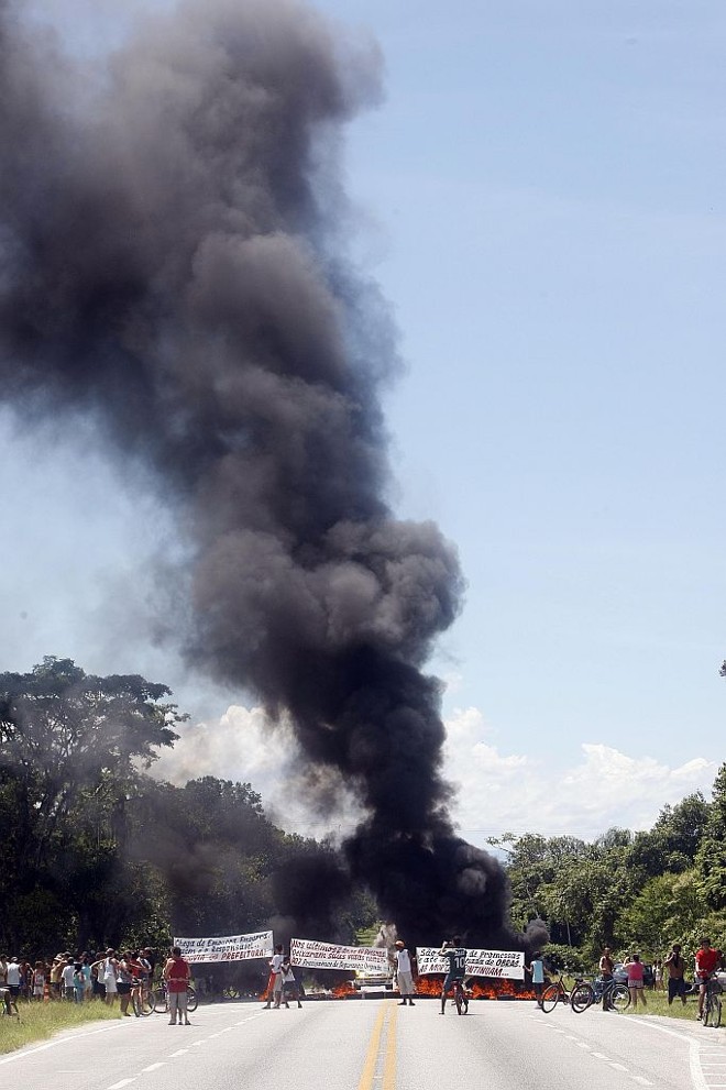 Protesto interrompeu o fluxo na rodovia por cerca de 2 horas | 