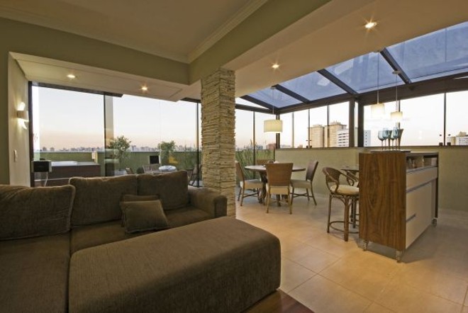 Sem paredes internas, a área de lazer prima pela integração dos ambientes |