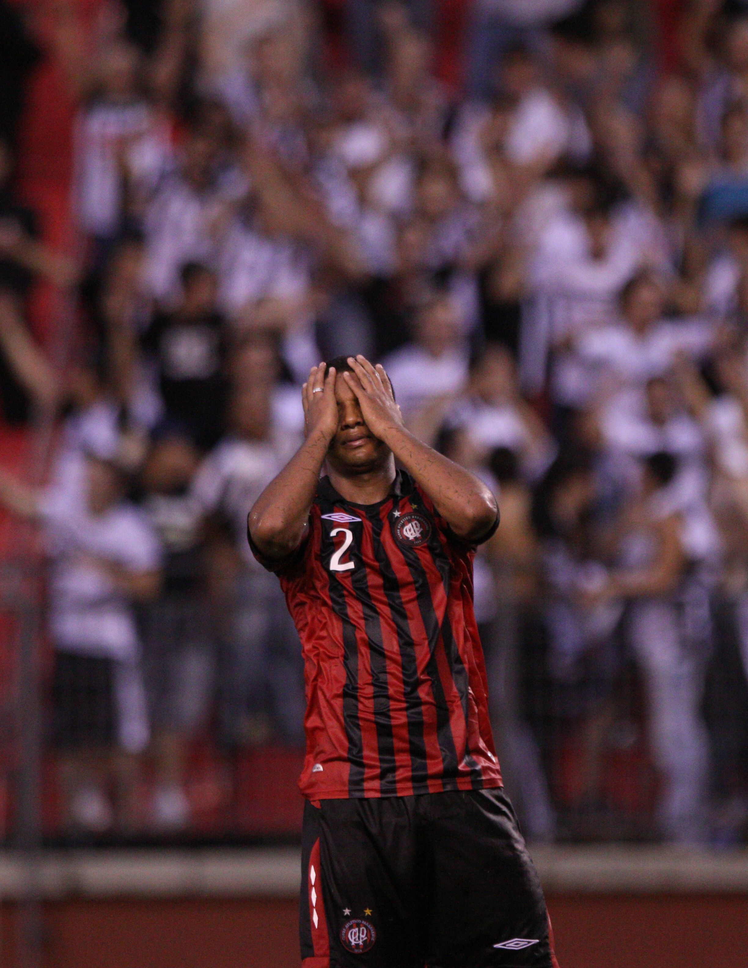 Após o apito final, o lateral-direito Raul leva as mãos ao rosto, parecendo não acreditar na derrota, em casa, para o Operário | Giuliano Gomes / Agência de Notícias Gazeta do Povo