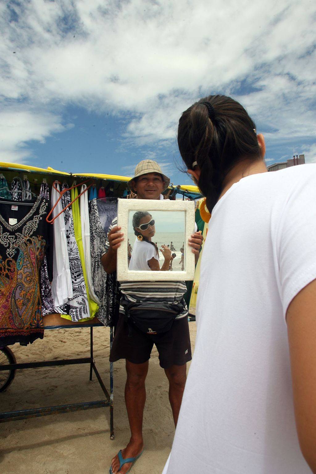 A estudante Mariana Guimarães prova a saída de praia branca de viscolycra, uma das preferidas nas areias paranaenses | Fotos: Hedeson Alves / Gazeta do Povo