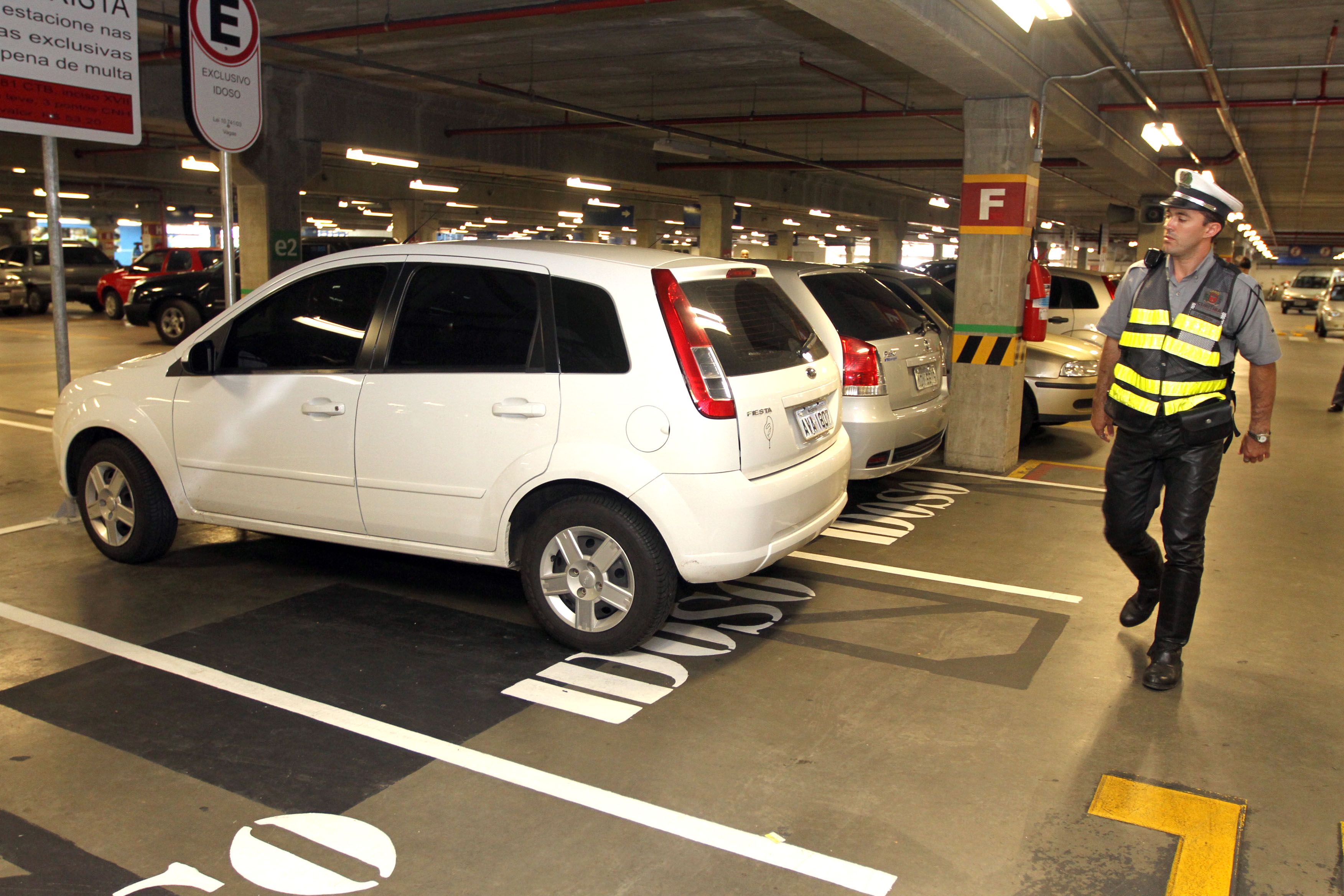 Agentes visitaram estacionamentos de shoppings e supermercados nos bairros Boa Vista, Cabral e Santa Felicidade | Joel Rocha/SMCS