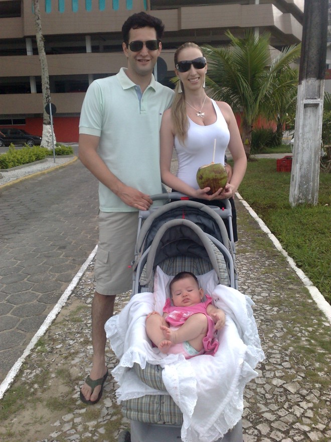Fabiano e Patrícia com a filha Beatriz: cuidados para que a criança não fique muito exposta ao sol na praia | 