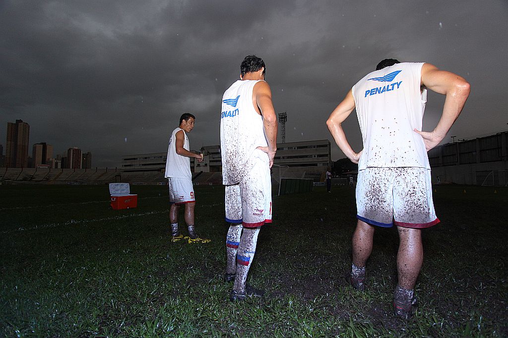 Para não perder o dia de trabalho, os jogadores do Paraná deram uma corrida leve no enlameado gramado da Vila Capanema | Giuliano Gomes/ Gazeta do Povo