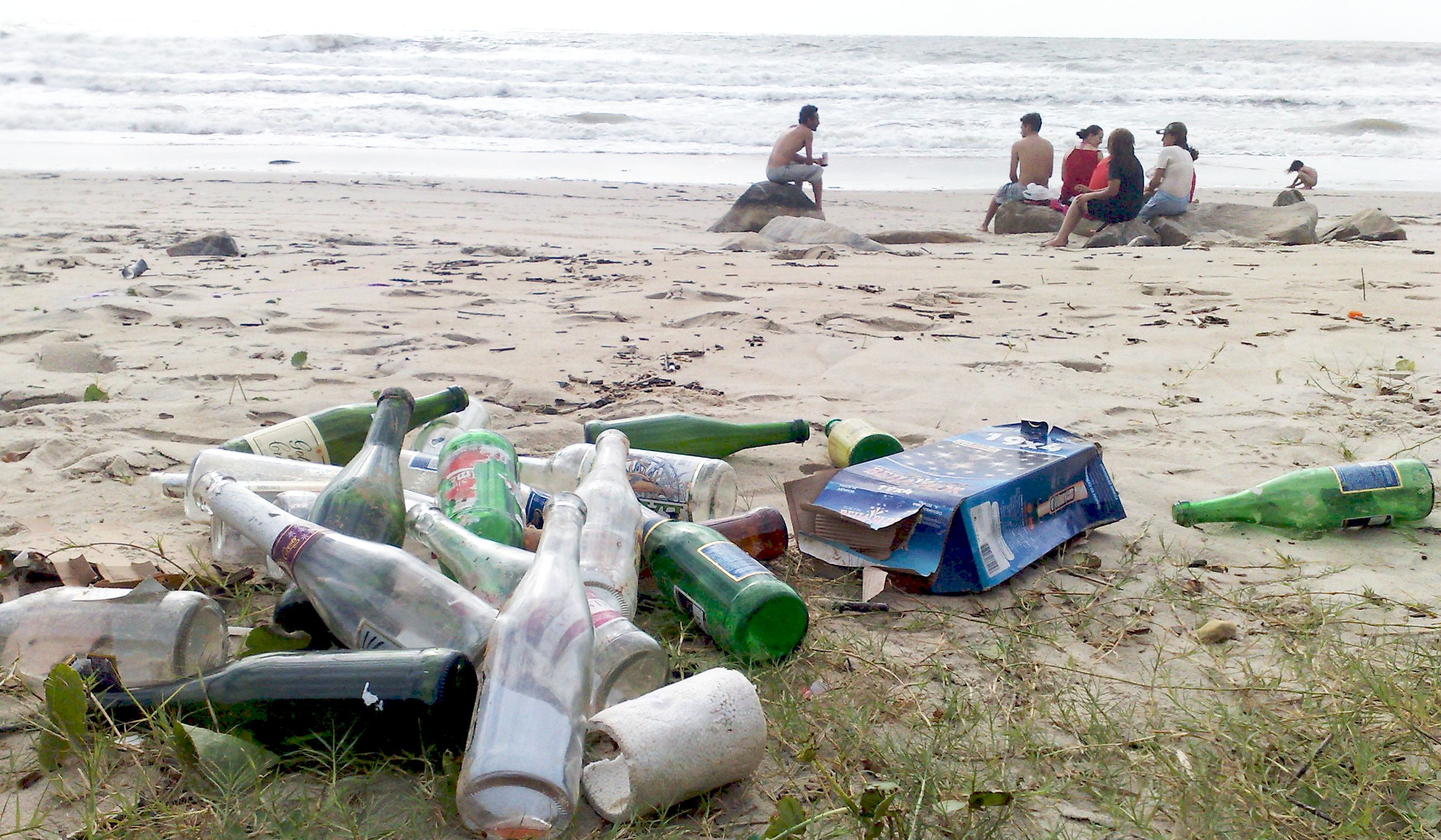Preocupação maior dos veranistas é de se machucar com o vidro deixado na areia | Fernanda Trisotto/Gazeta do Povo