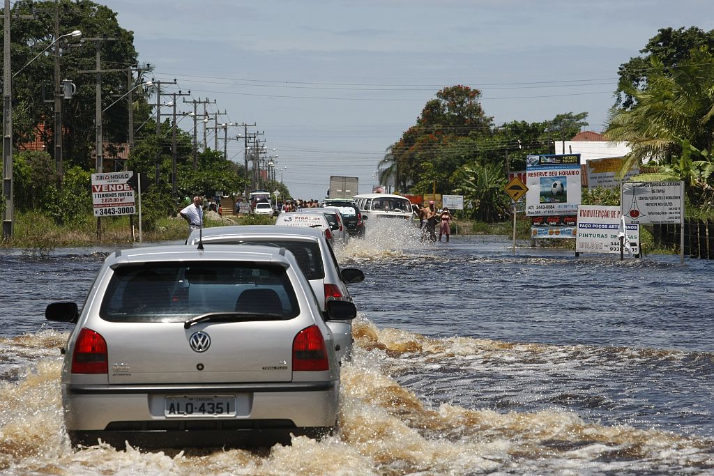 A entrada em Itapoá ficou alagada. De sábado para domingo choveu 241 milímetros na região, equivalente à média histórica de janeiro | Marcelo Elias/Gazeta do Povo