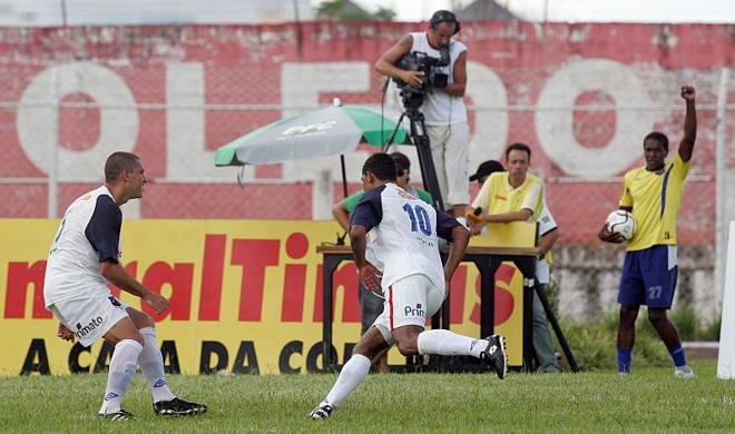 Leandro Bocão comemora o gol do empate do Toledo contra o Atlético |