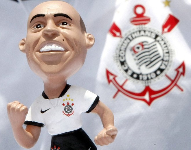 O bonequinho de Roberto Carlos, grande atração do Campeonato Paulista | 