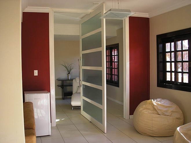 Esse modelo pivotante, da Portas e Janelas Mercês, é para uso interno. Abre mais do que as portas comuns e é recomendada para vãos de pelo menos 1 metro |