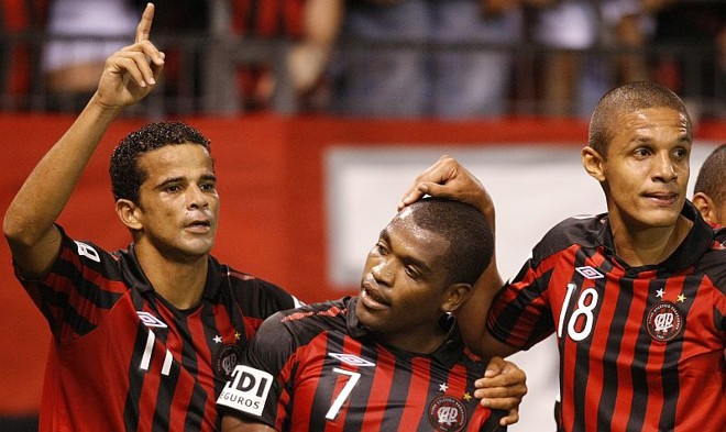 Alan Bahia (7) comemora o segundo gol ladeado por Bruno Mineiro (11) e Serna (18) |