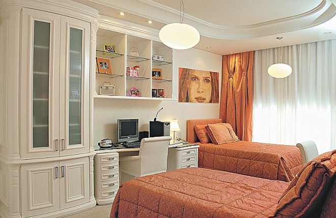 Quarto projetado por Margit Soares: equilíbrio na divisão do mobiliário | 