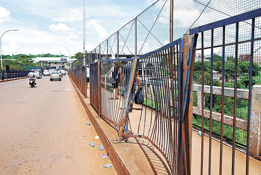 Perigos da ponte são maiores para os pedestres: grades defeituosas e parapeito baixo são alguns dos problemas observados | Marcos Labanca/Gazeta do Povo