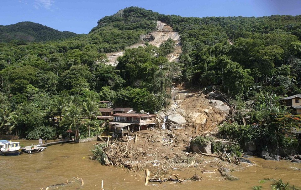Pousada Sankay e casas próximas foram soterradas por toneladas de terra que se desprenderam do morro em direção ao mar | Reuters