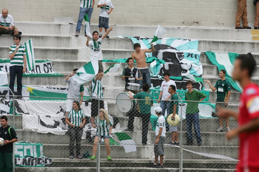 O Povão Coxa-Branca teve autorização para entrar no estádio com faixas, bandeiras e instrumentos musicais, dando mais vida à festa da torcida alviverde na Vila Capanema | Fotos: Daniel Castellano/ Gazeta do Povo