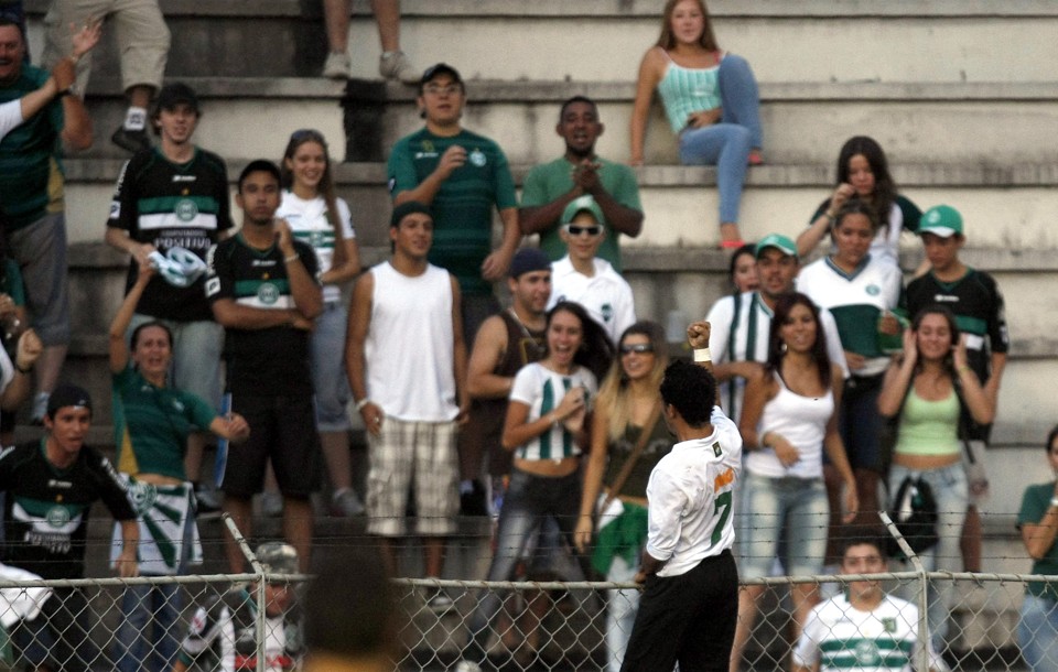 Rafinha comemora com a torcida o golaço marcado na Vila Capanema | Rodolfo Bührer / Agência de Notícias Gazeta do Povo