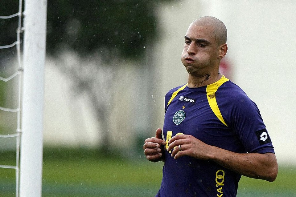 Ariel, segundo diz a diretoria alviverde, quer ficar no Coxa. Representantes do jogador confirmam, mas desde que haja uma compensação financeira justa | Daniel Derevecki/ Gazeta do Povo