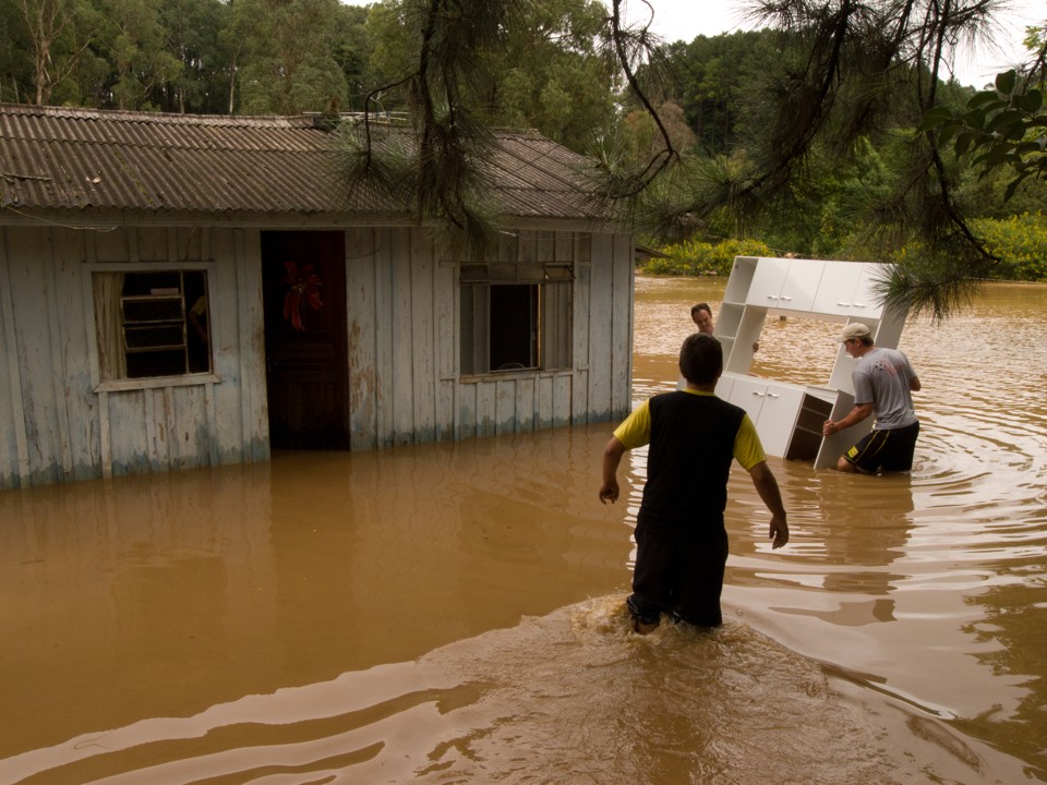 Vários moradores ficaram desalojados na Região Metropolitana de Curitiba por causa das fortes chuvas | Antonio Costa/Agência de Notícias Gazeta do Povo