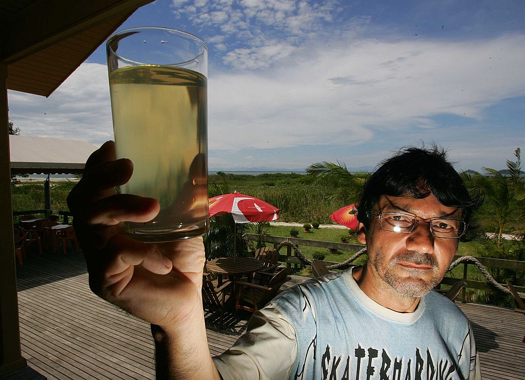 Donizete, proprietário de uma pousada na Praia do Farol, diz há quase 15 dias o abastecimento é falho e o pouco de água que chega está barrenta | Jonathan Campos/Gazeta do Povo